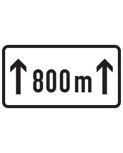 Verkehrszeichen 1001-30 Auf 800 m mit Pfeilen nach oben und Entfernungsangabe in Metern