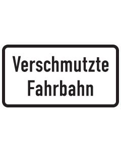 Rechteckiges Zusatzzeichen 1007-35 mit schwarzer zweizeiliger Aufschrift „Verschmutzte Fahrbahn“