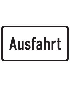 Weißes Zusatzzeichen 1007-37 mit großem schwarzem Schriftzug „Ausfahrt“ und umlaufendem schwarzem Rand