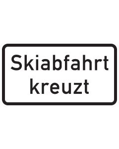 Weißes Zusatzzeichen 1007-55 mit schwarzer Aufschrift „Skiabfahrt kreuzt“ und schwarzem Rand