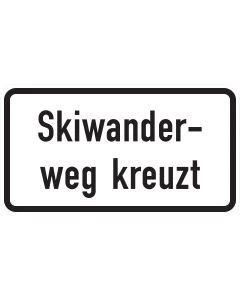 Rechteckiges Zusatzzeichen 1007-56 mit zweizeiliger schwarzer Aufschrift „Skiwanderweg kreuzt“ auf weißem Grund