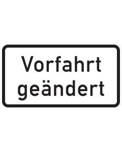Weißes Zusatzzeichen 1008-30 mit schwarzer zweizeiliger Aufschrift „Vorfahrt geändert“
