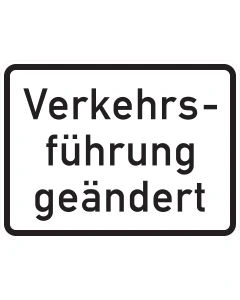 Weißes Verkehrszeichen 1008-31 mit schwarzer dreizeiliger Aufschrift „Verkehrsführung geändert“