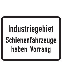 Zusatzzeichen 1008-32 mit Aufschrift „Industriegebiet Schienenfahrzeuge haben Vorrang“