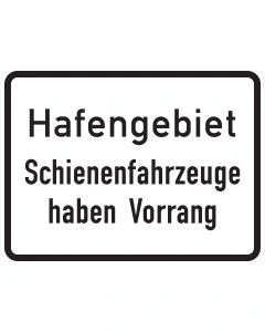 Weiße Zusatztafel 1008-33 mit schwarzer Aufschrift „Hafengebiet Schienenfahrzeuge haben Vorrang“