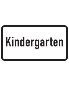 Weißes Zusatzzeichen 1012-51 mit großer schwarzer Aufschrift „Kindergarten“ und schwarzer Umrandung