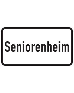 Zusatzzeichen 1012-54 mit großer schwarzer Aufschrift „Seniorenheim“ auf weißem quadratischem Schild