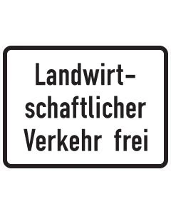 Weißes Zusatzzeichen 1026-36 mit dreizeiliger schwarzer Aufschrift „Landwirtschaftlicher Verkehr frei“