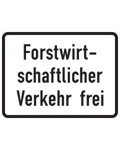 Rechteckiges Zusatzzeichen 1026-37 mit schwarzer Aufschrift „Forstwirtschaftlicher Verkehr frei“ auf weißem Grund
