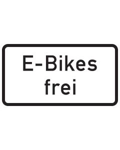 Rechteckiges Zusatzzeichen 1026-63 mit der zweizeiligen schwarzen Aufschrift „E-Bikes frei“ auf weißem Grund