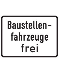 Weißes Zusatzzeichen 1028-30 mit dreizeiliger schwarzer Aufschrift „Baustellenfahrzeuge frei“