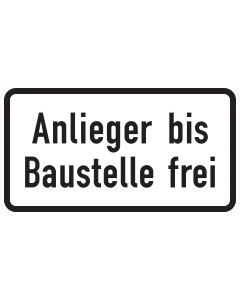 Breites weißes Zusatzzeichen 1028-32 mit schwarzer Aufschrift „Anlieger bis Baustelle frei“