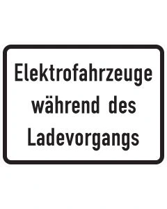 Verkehrszeichen 1050-32 mit der Aufschrift „Elektrofahrzeuge während des Ladevorgangs“ auf weißem Zusatzschild