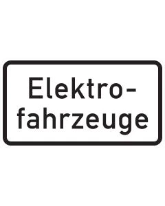 Verkehrszeichen 1050-33 mit schwarzer Aufschrift „Elektrofahrzeuge“ auf weißem Zusatzschild