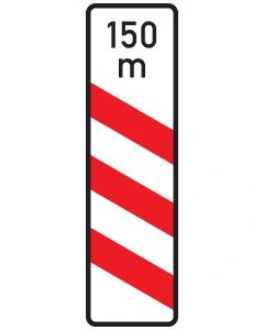 Verkehrszeichen 157-21 „Dreistreifige Bake mit Entfernungsangabe – Aufstellung links“ mit individueller Meterangabe zur Vorankündigung eines Bahnübergangs nach StVO.