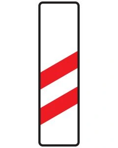 Verkehrszeichen Nr. 159-10 „Zweistreifige Bake – Aufstellung rechts“ zur Kennzeichnung des Abstands von etwa 160 Metern bis zum Bahnübergang.