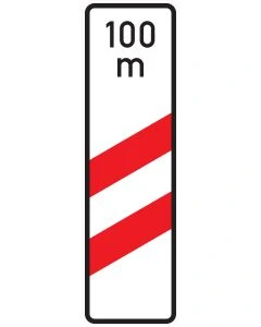 Verkehrszeichen Nr. 159-11 „Zweistreifige Bake mit Entfernungsangabe – Aufstellung rechts“ zur individuellen Kennzeichnung der Entfernung bis zum Bahnübergang.
