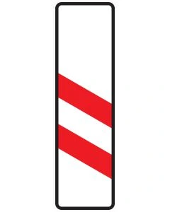 Verkehrszeichen Nr. 159-20 „Zweistreifige Bake – Aufstellung links“ zur Kennzeichnung des Abstands von etwa 160 Metern bis zum Bahnübergang.