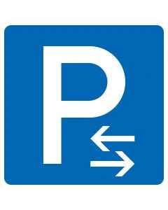 Blaues Verkehrszeichen 314-30 mit weißem P und zwei gegenläufigen Pfeilen zur Kennzeichnung einer Parkstrecke bei Aufstellung rechts