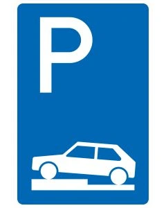 Blaues Verkehrszeichen 315-70 mit weißem P und halb quer auf dem linken Gehweg dargestelltem Fahrzeug ohne Richtungspfeil