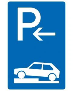 Blaues Verkehrszeichen 315-72 mit weißem Parkplatzsymbol, linkem Endpfeil und halb quer auf dem linken Gehweg abgebildetem Pkw