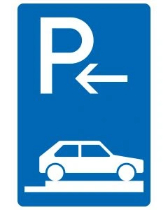 Blaues Verkehrszeichen 315-86 mit weißem P, Anfangspfeil und vollständig quer auf dem rechten Gehweg abgebildetem Pkw