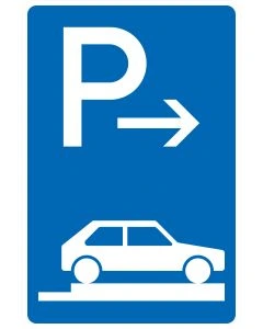 Blaues Verkehrszeichen 315-87 mit weißem P, Endpfeil und vollständig quer auf dem rechten Gehweg dargestelltem Pkw
