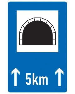 Verkehrszeichen 327-51 mit Tunnelportal, zwei Aufwärtspfeilen und beispielhafter Längenangabe 5 km