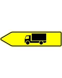 Doppelseitiges gelbes Verkehrszeichen 421-40 in Pfeilform mit schwarzem Lkw-Sinnbild (Vorderseite)