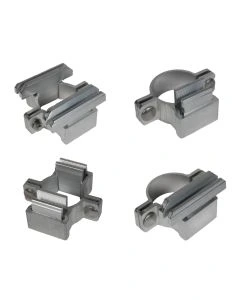 Vier verschiedene Klemmstellen-Modelle aus Aluminium zur Konfiguration für Verkehrsschilder und Rohrpfosten.