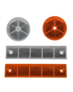 Set aus runden und rechteckigen Mehrkammerreflektoren in orange und weiß für Leitpfosten und Verkehrssicherung