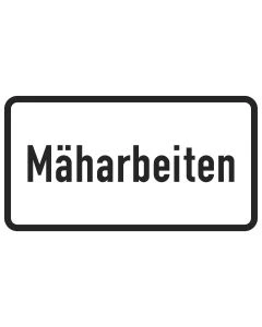 Verkehrszeichen SO 2012 mit Aufschrift Mäharbeiten in schwarzer Schrift auf weißem Hintergrund