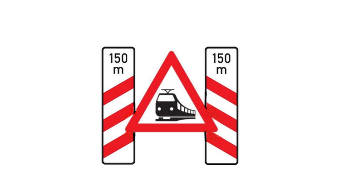 Gefahrenzeichen f&uuml;r Bahn&uuml;bergang: Warnschild mit Zug zwischen zwei rot-wei&szlig; gestreiften Baken mit Entfernungsangabe.
