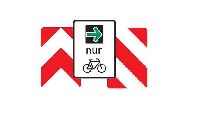 &bdquo;Verkehrszeichen mit gr&uuml;nem Pfeil nach rechts und Zusatzschild &sbquo;nur&lsquo; sowie Fahrradsymbol, davor rot-wei&szlig;e Warntafeln im Hintergrund.&ldquo;
