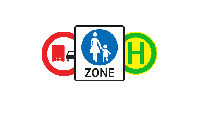 Mehrere Verkehrszeichen: links Durchfahrtsverbot f&uuml;r Lkw, mittig ein verkehrsberuhigter Bereich als Zone mit Fu&szlig;g&auml;ngern, rechts ein gr&uuml;nes Haltestellenschild.